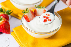 平原酸奶与美味的新鲜的草莓