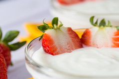 平原酸奶与美味的新鲜的草莓