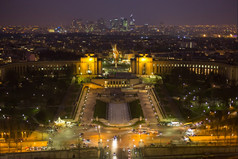 晚上视图巴黎从的埃菲尔铁塔塔