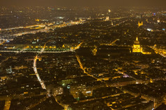 晚上视图巴黎从的埃菲尔铁塔塔
