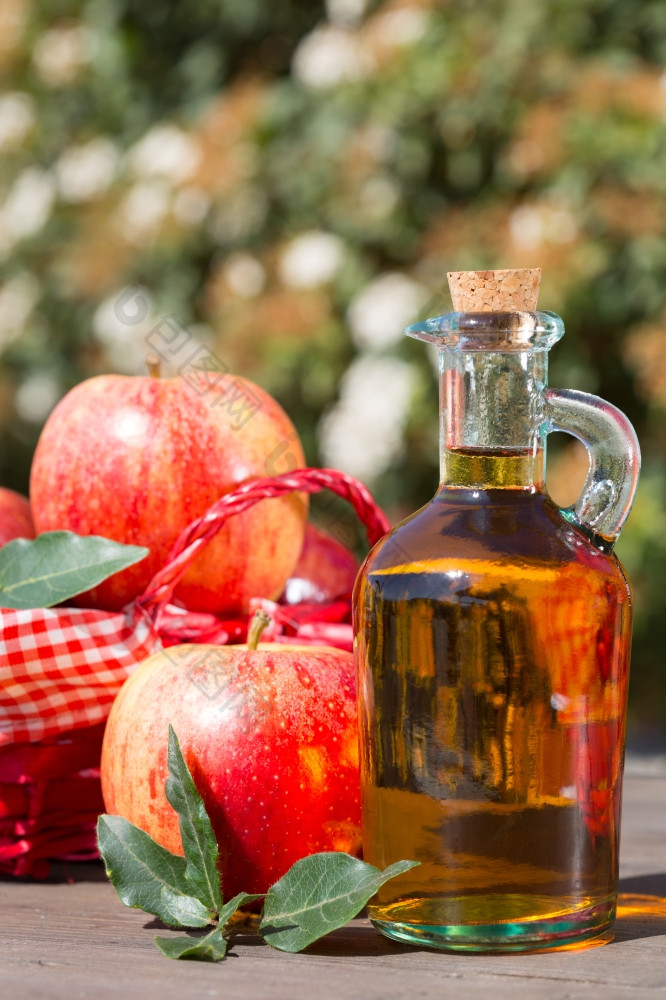苹果苹果酒醋与新鲜的苹果