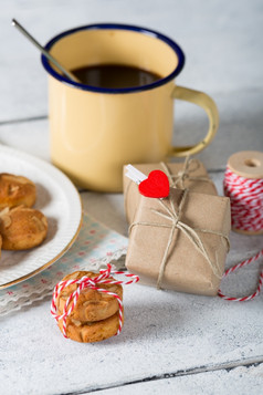 咖啡与美味的自制的饼干和礼物盒子