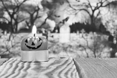 形状的南瓜蜡烛万圣节与墓地背景