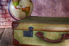 古董手提箱与球的世界选择旅行目的地