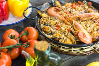 valencian西班牙海鲜饭美味的海鲜大米和虾