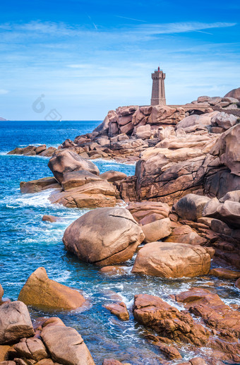 灯塔和岩石粉红色的花岗岩海岸布列塔尼西北大学法国