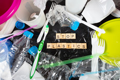 各种各样的塑料和塑料容器为回收