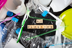 各种各样的塑料和塑料容器为回收