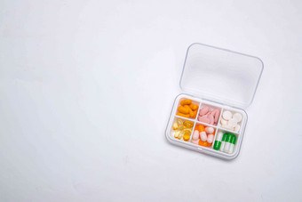 装满多色药丸的药盒背景分离高端摄影