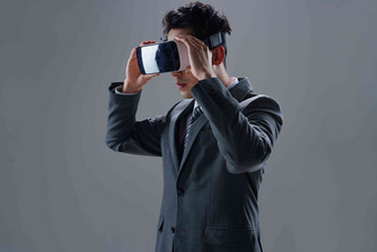 戴VR眼镜男士网络空间科学正装氛围拍摄