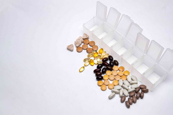 多色药丸的分类吃药写实素材