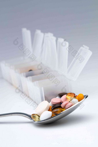 匙上的多色药丸和药盒垂直构图高质量图片