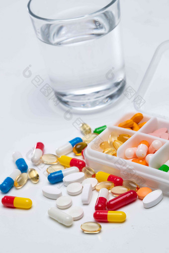 水杯和多色药品组物体写实场景