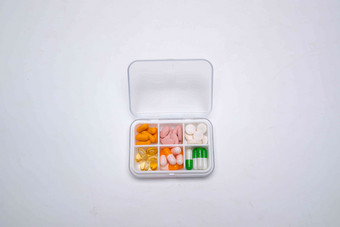 装满多色药丸的药盒剂量高质量摄影
