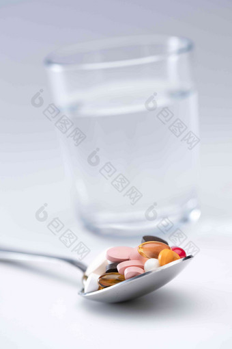 水杯和匙上的多色药丸健康生活方式高质量照片