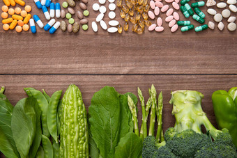 多色药品和绿色蔬菜饮食场景