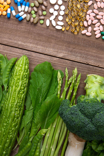 多色药品和绿色蔬菜影棚拍摄清晰相片