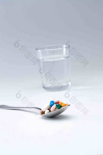 水杯和匙上的多色药丸替代医药高端相片
