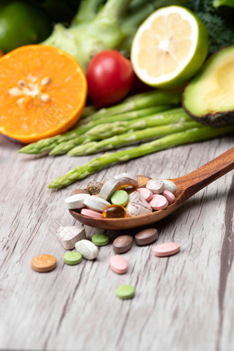 水果蔬菜和多色的药品维生素清晰拍摄