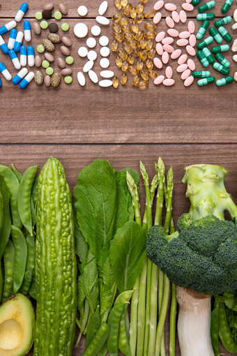 多色药品和绿色蔬菜饮食写实拍摄