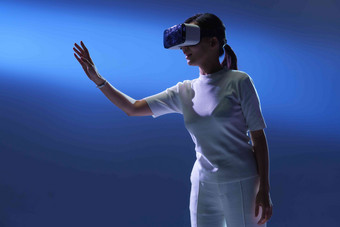 戴VR眼镜女士人工智能通讯一个人高质量场景