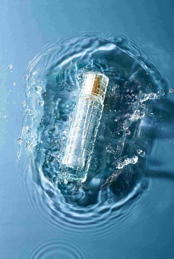 水面上的化妆品瓶子水滴高质量照片