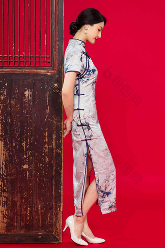 穿<strong>旗袍女人</strong>古典式传统文化垂直构图清晰照片
