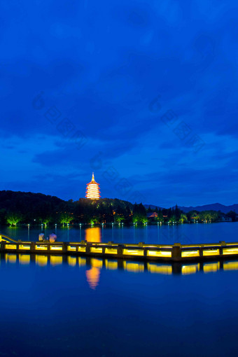 浙江省杭州西湖雷锋塔夜景古老的摄影