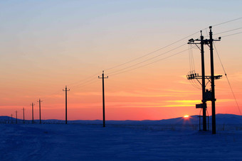 内蒙古额尔古纳市乡村雪景电线杆写实摄影图