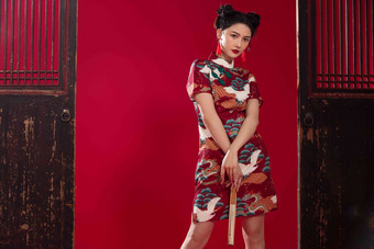 穿<strong>旗袍女人</strong>古典式健康的红色写实图片