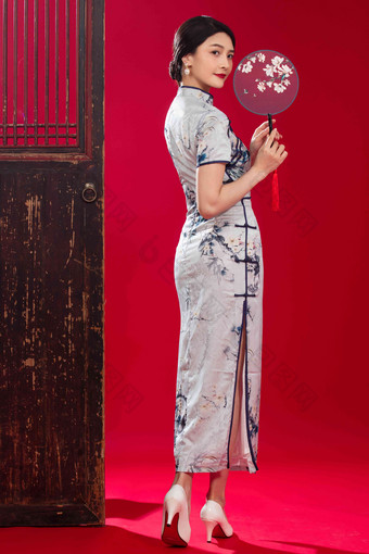 穿旗袍女人中国元素一个人健康生活方式写实摄影图