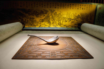 中国传统指南针司南文字高端照片