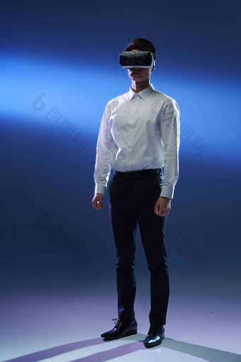 戴VR眼镜男士3D眼镜男商人25岁到29岁写实摄影