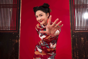 穿<strong>旗袍女人</strong>中国元素女性流苏氛围拍摄