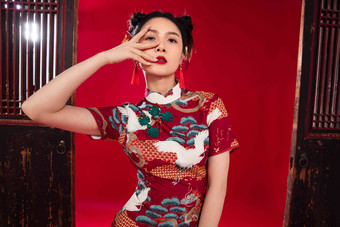 穿<strong>旗袍女人</strong>东亚传统文化木制的写实摄影
