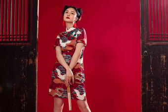 穿旗袍的青年女人拿着折扇中国人高质量影相