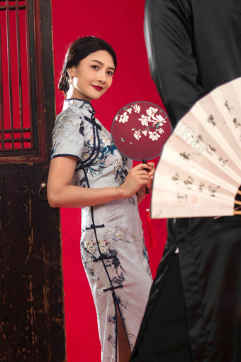 中式服装夫妇东方人中国元素折扇清晰摄影