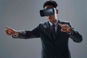 戴VR眼镜男士商务科学写实摄影图