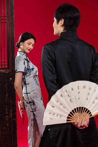 中式服装夫妇亚洲人面对面乐趣