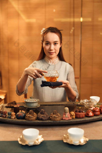 青年女人展示茶艺茶壶高质量镜头
