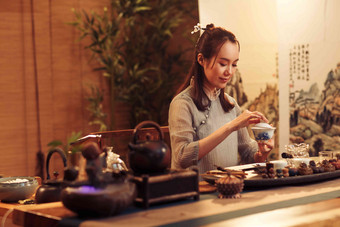 青年女人展示茶艺中国文化高清素材