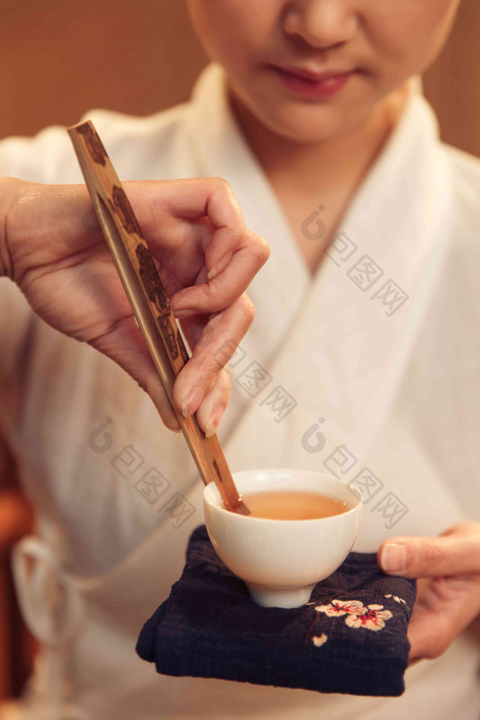 青年女人泡茶一个人写实镜头