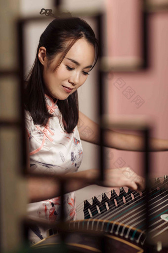 青年女人弹古筝古典风格氛围素材