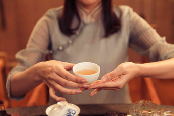 青年女人展示茶艺中国元素高端图片