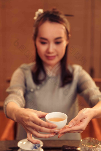 青年女人展示<strong>茶艺</strong>茶壶照片