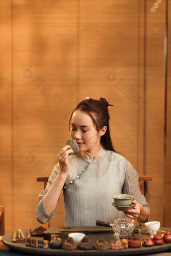 青年女人喝茶