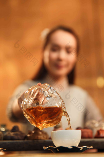 青年女人展示茶艺传统高清拍摄