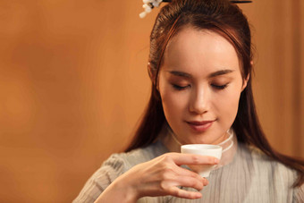 青年女人喝茶中国写实相片