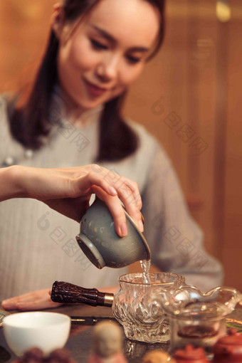 青年女人展示茶艺一个人镜头