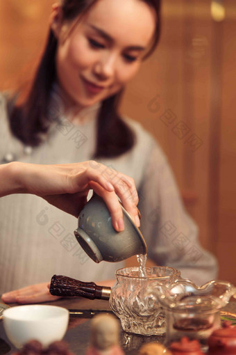 青年女人展示<strong>茶艺</strong>